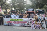 Foto: Plt Kepala Disperkimhub Sumenep Achmad Dzulkarnain saat melepas keberangkatan pemudik program Mudik Gratis Sumenep 2026.
