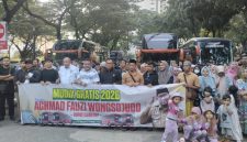 Foto: Plt Kepala Disperkimhub Sumenep Achmad Dzulkarnain saat melepas keberangkatan pemudik program Mudik Gratis Sumenep 2026.