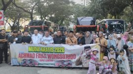 Foto: Plt Kepala Disperkimhub Sumenep Achmad Dzulkarnain saat melepas keberangkatan pemudik program Mudik Gratis Sumenep 2026.