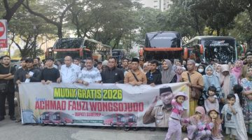 Foto: Plt Kepala Disperkimhub Sumenep Achmad Dzulkarnain saat melepas keberangkatan pemudik program Mudik Gratis Sumenep 2026.
