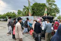 Foto: Aksi sosial pegawai BMT UGT Nusantara saat berbagi takjil kepada pengguna jalan di depan RSUD. Dokumentasi RADAR9.ID.