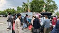 Foto: Aksi sosial pegawai BMT UGT Nusantara saat berbagi takjil kepada pengguna jalan di depan RSUD. Dokumentasi RADAR9.ID.