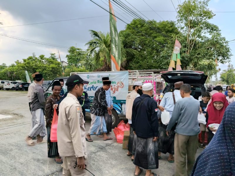 Foto: Aksi sosial pegawai BMT UGT Nusantara saat berbagi takjil kepada pengguna jalan di depan RSUD. Dokumentasi RADAR9.ID.