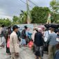 Foto: Aksi sosial pegawai BMT UGT Nusantara saat berbagi takjil kepada pengguna jalan di depan RSUD. Dokumentasi RADAR9.ID.