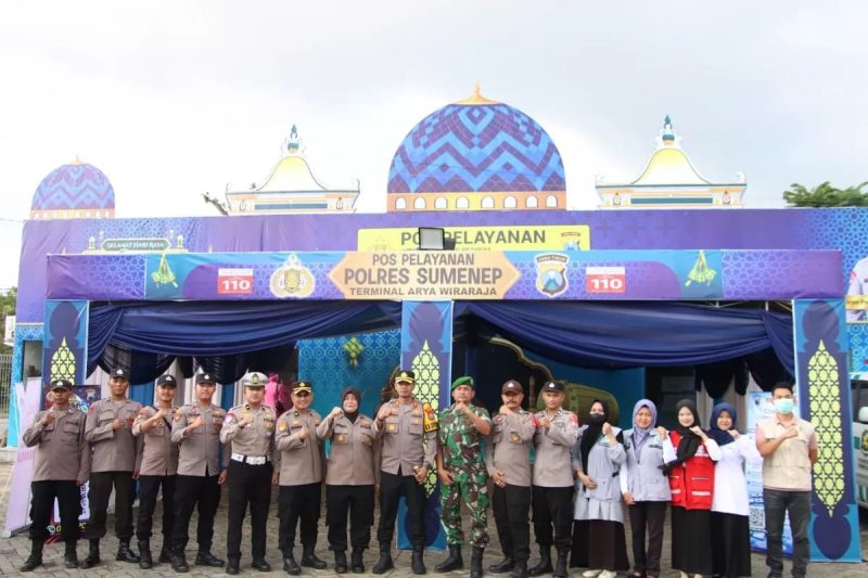 Foto: Kapolres Sumenep AKBP Anang Hardiyanto, S.I.K., bersama jajaran saat melakukan inspeksi langsung ke Pos Pengamanan dan Pos Pelayanan di sejumlah titik strategis, Selasa sore (17/3/2026), guna memastikan kesiapan personel dalam memberikan pelayanan dan pengamanan maksimal kepada masyarakat. Dokumentasi RADAR9.ID/Istimewa.