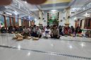 Foto: Suasana penyaluran santunan di Masjid Mujahidin, saat tim Detikzone.id bersama takmir menyerahkan bantuan kepada ratusan penerima manfaat, Rabu (18/3/2026). 