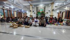 Foto: Suasana penyaluran santunan di Masjid Mujahidin, saat tim Detikzone.id bersama takmir menyerahkan bantuan kepada ratusan penerima manfaat, Rabu (18/3/2026). 