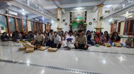 Foto: Suasana penyaluran santunan di Masjid Mujahidin, saat tim Detikzone.id bersama takmir menyerahkan bantuan kepada ratusan penerima manfaat, Rabu (18/3/2026). 