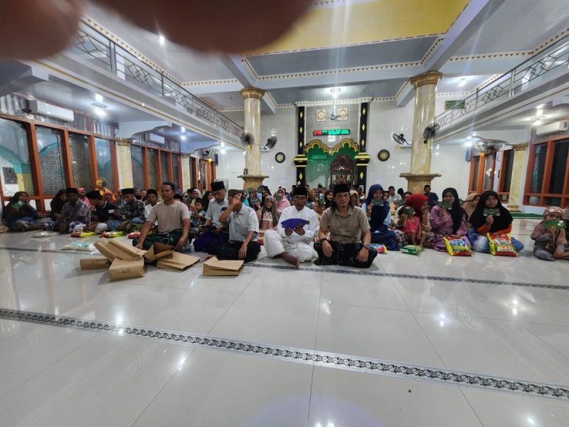 Foto: Suasana penyaluran santunan di Masjid Mujahidin, saat tim Detikzone.id bersama takmir menyerahkan bantuan kepada ratusan penerima manfaat, Rabu (18/3/2026). 
