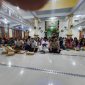 Foto: Suasana penyaluran santunan di Masjid Mujahidin, saat tim Detikzone.id bersama takmir menyerahkan bantuan kepada ratusan penerima manfaat, Rabu (18/3/2026). 