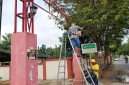 Foto: Plt Camat Batuan Ir. Supardi, MM bersama pegawai saat melakukan aksi bersih-bersih dan perbaikan fasilitas, termasuk penggantian lampu penerangan yang rusak di lingkungan Kantor Kecamatan Batuan, menjelang Hari Raya Idulfitri. Rabu (18/3) Dokumentasi RADAR9.ID