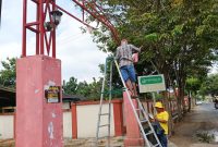 Foto: Plt Camat Batuan Ir. Supardi, MM bersama pegawai saat melakukan aksi bersih-bersih dan perbaikan fasilitas, termasuk penggantian lampu penerangan yang rusak di lingkungan Kantor Kecamatan Batuan, menjelang Hari Raya Idulfitri. Rabu (18/3) Dokumentasi RADAR9.ID