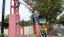 Foto: Plt Camat Batuan Ir. Supardi, MM bersama pegawai saat melakukan aksi bersih-bersih dan perbaikan fasilitas, termasuk penggantian lampu penerangan yang rusak di lingkungan Kantor Kecamatan Batuan, menjelang Hari Raya Idulfitri. Rabu (18/3) Dokumentasi RADAR9.ID