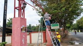 Foto: Plt Camat Batuan Ir. Supardi, MM bersama pegawai saat melakukan aksi bersih-bersih dan perbaikan fasilitas, termasuk penggantian lampu penerangan yang rusak di lingkungan Kantor Kecamatan Batuan, menjelang Hari Raya Idulfitri. Rabu (18/3) Dokumentasi RADAR9.ID