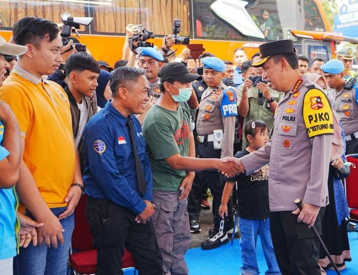 Foto: Kapolri Listyo Sigit Prabowo saat melepas 80 bus program Mudik Gratis Polri Presisi di Lapangan Polda Metro Jaya, Rabu (18/3), yang mengangkut 4.009 pemudik menuju Jawa Tengah dan DIY. Dokumentasi RADAR9.ID/@L