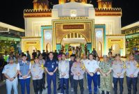 Foto: Kapolri Listyo Sigit Prabowo menyapa pemudik saat meninjau puncak arus mudik di Stasiun Tugu Yogyakarta, Rabu (18/3/2026) malam. Dokumentasi RADAR9.ID