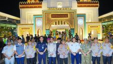 Foto: Kapolri Listyo Sigit Prabowo menyapa pemudik saat meninjau puncak arus mudik di Stasiun Tugu Yogyakarta, Rabu (18/3/2026) malam. Dokumentasi RADAR9.ID