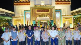 Foto: Kapolri Listyo Sigit Prabowo menyapa pemudik saat meninjau puncak arus mudik di Stasiun Tugu Yogyakarta, Rabu (18/3/2026) malam. Dokumentasi RADAR9.ID