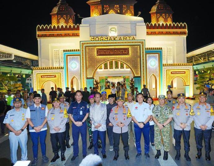 Foto: Kapolri Listyo Sigit Prabowo menyapa pemudik saat meninjau puncak arus mudik di Stasiun Tugu Yogyakarta, Rabu (18/3/2026) malam. Dokumentasi RADAR9.ID