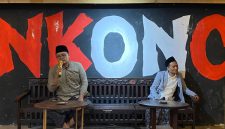 Foto: Diskusi kesenian Lesbumi PCNU Sumenep di Blank On Cafe, menghadirkan Moh Wail Irsyad sebagai pemantik, membahas peran seni sebagai media dakwah dan penguatan budaya lokal. Dokumentasi RADAR9.ID
