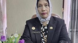 Foto: Direktur RSUD dr. Moh. Anwar Sumenep, dr. Erliyati, M.Kes, saat memberikan keterangan terkait kesiapan pelayanan kesehatan selama cuti bersama, dengan memastikan IGD tetap beroperasi 24 jam bagi pasien darurat.