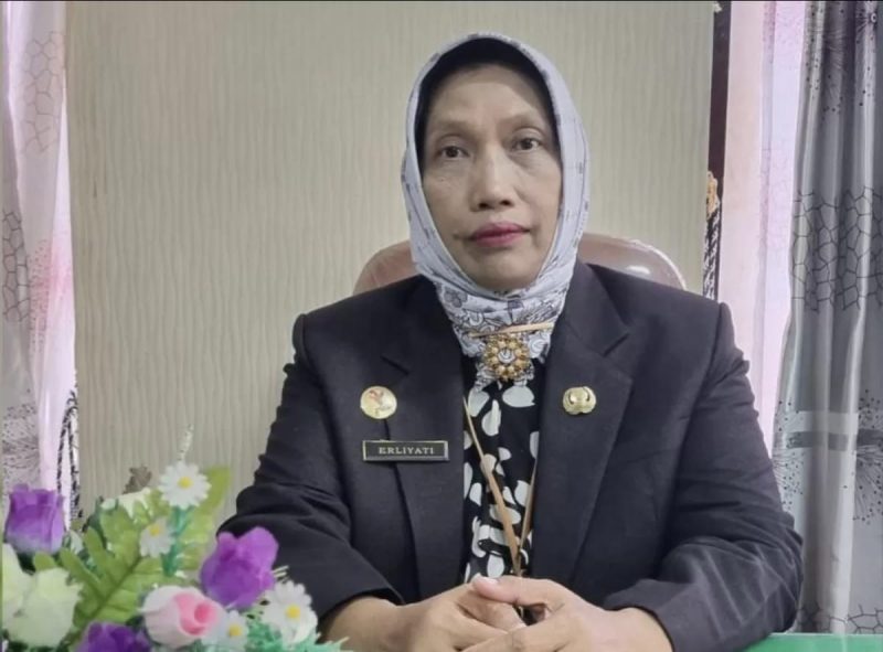 Foto: Direktur RSUD dr. Moh. Anwar Sumenep, dr. Erliyati, M.Kes, saat memberikan keterangan terkait kesiapan pelayanan kesehatan selama cuti bersama, dengan memastikan IGD tetap beroperasi 24 jam bagi pasien darurat.