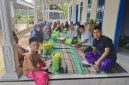 Foto: Tim Kliktimes bersama relawan menyalurkan santunan berupa sembako dan uang tunai kepada anak yatim dan kaum dhuafa di Dusun Lengkong Timur, Desa Bragung, Kecamatan Guluk-Guluk, Kabupaten Sumenep, Kamis (19/3/2026).