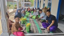 Foto: Tim Kliktimes bersama relawan menyalurkan santunan berupa sembako dan uang tunai kepada anak yatim dan kaum dhuafa di Dusun Lengkong Timur, Desa Bragung, Kecamatan Guluk-Guluk, Kabupaten Sumenep, Kamis (19/3/2026).
