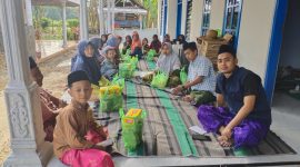 Foto: Tim Kliktimes bersama relawan menyalurkan santunan berupa sembako dan uang tunai kepada anak yatim dan kaum dhuafa di Dusun Lengkong Timur, Desa Bragung, Kecamatan Guluk-Guluk, Kabupaten Sumenep, Kamis (19/3/2026).