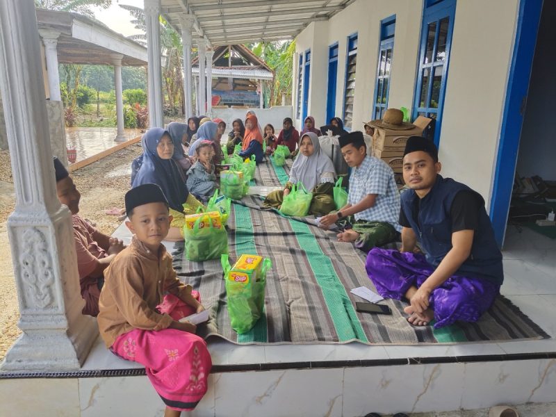 Foto: Tim Kliktimes bersama relawan menyalurkan santunan berupa sembako dan uang tunai kepada anak yatim dan kaum dhuafa di Dusun Lengkong Timur, Desa Bragung, Kecamatan Guluk-Guluk, Kabupaten Sumenep, Kamis (19/3/2026).