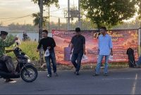 Foto: Mahasiswa Dear Jatim Koordinator Daerah Sumenep membagikan takjil kepada pengguna jalan di kawasan Lingkar Barat, Jalan Joko Tole, Kamis (19/3/2026). Dokumentasi RADAR9.ID/Biro Sumenep 