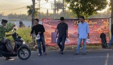 Foto: Mahasiswa Dear Jatim Koordinator Daerah Sumenep membagikan takjil kepada pengguna jalan di kawasan Lingkar Barat, Jalan Joko Tole, Kamis (19/3/2026). Dokumentasi RADAR9.ID/Biro Sumenep 