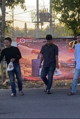 Turun ke Jalan, Dear Jatim Sumenep Habiskan Ratusan Takjil dalam Hitungan Menit