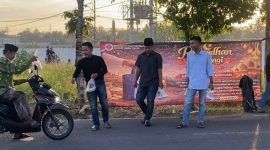 Foto: Mahasiswa Dear Jatim Koordinator Daerah Sumenep membagikan takjil kepada pengguna jalan di kawasan Lingkar Barat, Jalan Joko Tole, Kamis (19/3/2026). Dokumentasi RADAR9.ID/Biro Sumenep 