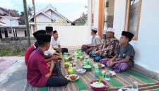 Foto: Kiai Sakib bersama remaja Musala Al-Ikhlas saat doa bersama dan khataman Al-Qur’an di Dusun Cekkor, Desa Gunung Kembar, Kecamatan Manding, Sumenep. Dokumentasi RADAR9.ID/Biro Sumenep