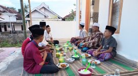 Foto: Kiai Sakib bersama remaja Musala Al-Ikhlas saat doa bersama dan khataman Al-Qur’an di Dusun Cekkor, Desa Gunung Kembar, Kecamatan Manding, Sumenep. Dokumentasi RADAR9.ID/Biro Sumenep