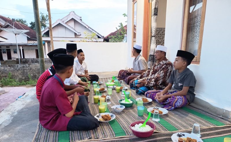 Foto: Kiai Sakib bersama remaja Musala Al-Ikhlas saat doa bersama dan khataman Al-Qur’an di Dusun Cekkor, Desa Gunung Kembar, Kecamatan Manding, Sumenep. Dokumentasi RADAR9.ID/Biro Sumenep
