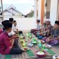 Foto: Kiai Sakib bersama remaja Musala Al-Ikhlas saat doa bersama dan khataman Al-Qur’an di Dusun Cekkor, Desa Gunung Kembar, Kecamatan Manding, Sumenep. Dokumentasi RADAR9.ID/Biro Sumenep