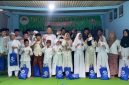 Foto: Aktivis Dear Jatim menyerahkan santunan berupa paket sembako dan uang tunai kepada anak yatim di Panti Asuhan Amanah 1, Sumenep, Kamis (19/3/2026), sebagai wujud kepedulian sosial di bulan suci Ramadhan. Dokumentasi RADAR9.ID