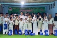 Foto: Aktivis Dear Jatim menyerahkan santunan berupa paket sembako dan uang tunai kepada anak yatim di Panti Asuhan Amanah 1, Sumenep, Kamis (19/3/2026), sebagai wujud kepedulian sosial di bulan suci Ramadhan. Dokumentasi RADAR9.ID
