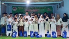 Foto: Aktivis Dear Jatim menyerahkan santunan berupa paket sembako dan uang tunai kepada anak yatim di Panti Asuhan Amanah 1, Sumenep, Kamis (19/3/2026), sebagai wujud kepedulian sosial di bulan suci Ramadhan. Dokumentasi RADAR9.ID