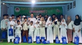 Foto: Aktivis Dear Jatim menyerahkan santunan berupa paket sembako dan uang tunai kepada anak yatim di Panti Asuhan Amanah 1, Sumenep, Kamis (19/3/2026), sebagai wujud kepedulian sosial di bulan suci Ramadhan. Dokumentasi RADAR9.ID