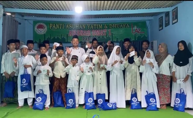 Foto: Aktivis Dear Jatim menyerahkan santunan berupa paket sembako dan uang tunai kepada anak yatim di Panti Asuhan Amanah 1, Sumenep, Kamis (19/3/2026), sebagai wujud kepedulian sosial di bulan suci Ramadhan. Dokumentasi RADAR9.ID