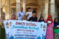 Foto: Penyaluran bantuan kepada warga dan lansia dalam kegiatan bakti sosial Ramadan di Masjid Al-Istikmal, Dusun Lembanah, Kecamatan Pragaan, Kamis (19/3/2026). Dokumentasi RADAR9.ID/N_