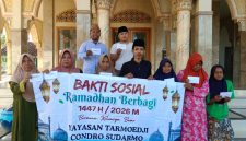 Foto: Penyaluran bantuan kepada warga dan lansia dalam kegiatan bakti sosial Ramadan di Masjid Al-Istikmal, Dusun Lembanah, Kecamatan Pragaan, Kamis (19/3/2026). Dokumentasi RADAR9.ID/N_