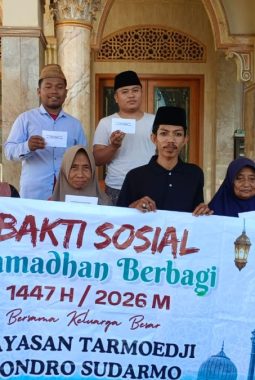 Kolaborasi Sosial, LensaMadura dan Yayasan Tarmoedji Salurkan Bantuan di Pragaan