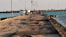 Foto: Kondisi jalan di Pulau Masalembu yang rusak parah dan menganga, hingga kini tak tersentuh perhatian Pemerintah Provinsi Jawa Timur, Kamis (19/3/2026). Dokumentasi Redaksi Jurnalis Indonesia.