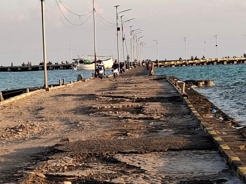 Foto: Kondisi jalan di Pulau Masalembu yang rusak parah dan menganga, hingga kini tak tersentuh perhatian Pemerintah Provinsi Jawa Timur, Kamis (19/3/2026). Dokumentasi Redaksi Jurnalis Indonesia.