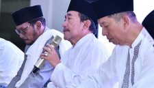 Foto: Wakil Bupati Sumenep, KH. Imam Hasyim, S.H., M.H., saat menyampaikan pesan pada malam takbiran Hari Raya Idulfitri 1447 Hijriah.
