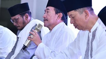Foto: Wakil Bupati Sumenep, KH. Imam Hasyim, S.H., M.H., saat menyampaikan pesan pada malam takbiran Hari Raya Idulfitri 1447 Hijriah.